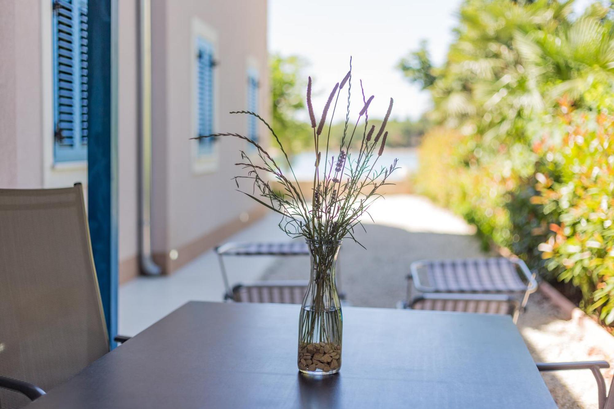 Apartment In Villa Moletto Seaside & Relax - 4 Guests Lovrecica  Bagian luar foto