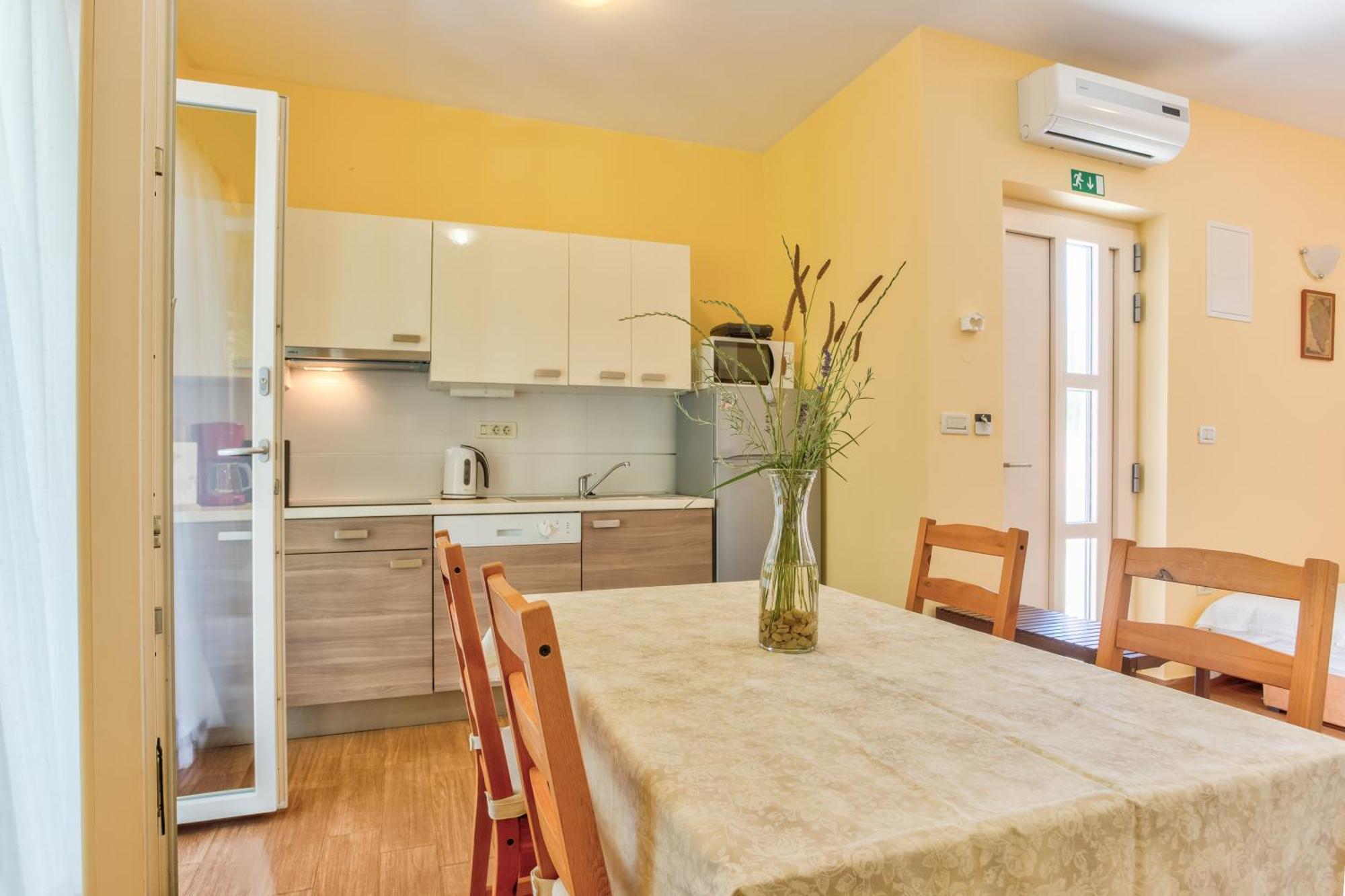 Apartment In Villa Moletto Seaside & Relax - 4 Guests Lovrecica  Bagian luar foto